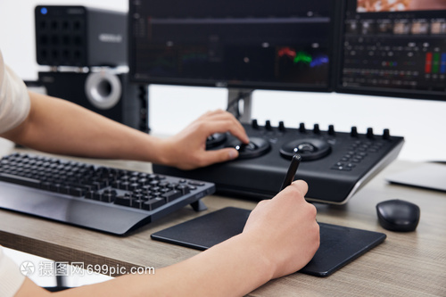 男性后期修圖師手部特寫 不可或缺的軟件與輔助設備